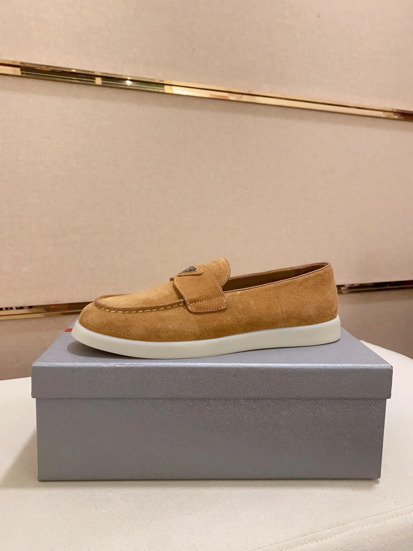 Men's shoes 💰 580💰 ✔️✔️✔️High-quality new PRADA counters are launched at the same time. The new men's shoes and 😘fabrics are selected from high-silk bald cowhide and are made by pure handicrafts. Lining: Full cowhide lining. 👍🏿 High-end ☄️ air-cushion molded anti-slip rubber outsole, exquisite lines, simple and elegant, comfortable and high-end for leisure travel. Code number: 38 to 44 (45 can be customized)